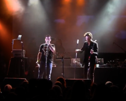 Boyden récite un poème avec un peu d’aide de ses amis de The Basement Revue, le 18 décembre 2014